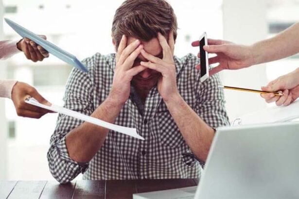 Modern executive managing career pressure by deploying advanced workplace focus tools and strategic scheduling